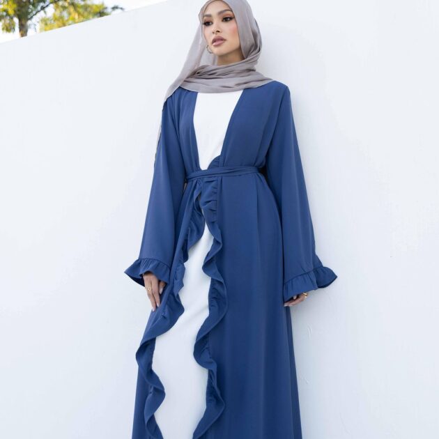 Mariam Abaya Avec Un Robe Droit