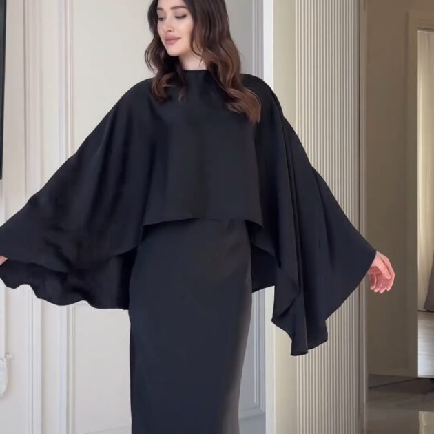 "Roamy" Robe à cape en satin