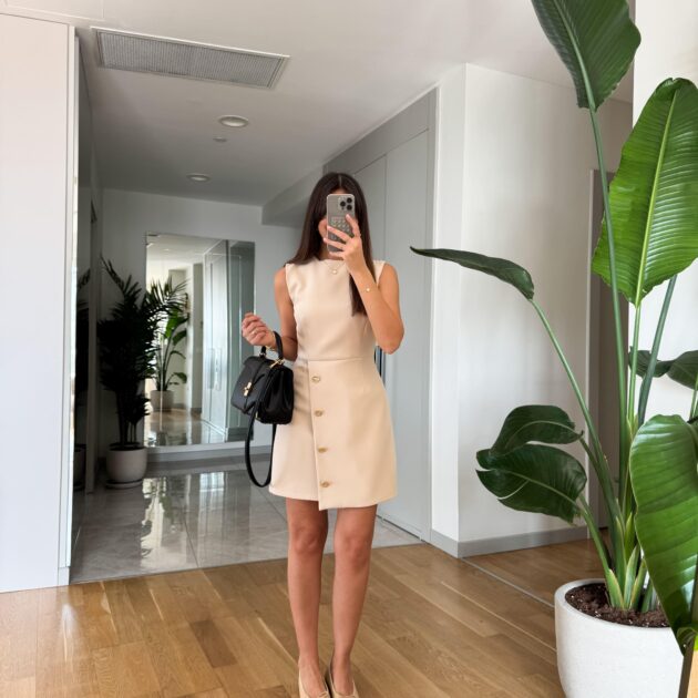 Robe Perla à texture unie avec détails à boutons dorés