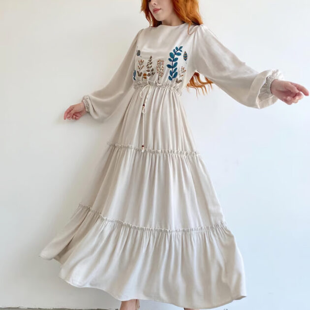 Robe en lin brodée à la poitrine